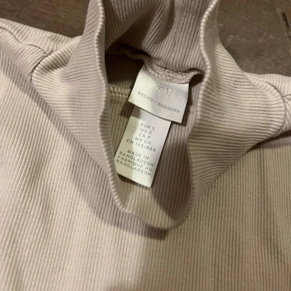 H&M basic mock neck - Picture 2 of 3